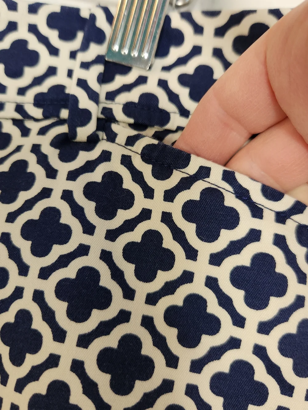Talbots Perfect Shorts‎ Navy and White Geometric Design, Size 2, 10.5 Inseam